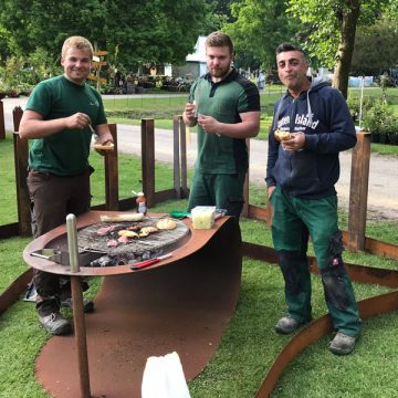 Den Feierabend beim Grillen ausklingen lassen nach einem erfolgreichen Aufbau.
