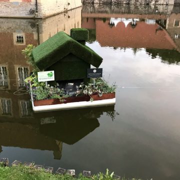 Dekoration eines Floßes, auch in Kooperation mit der Firma Götterfunken. Ein Mähroboter-Häuschen aus Kunstrasen.