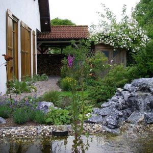 Teich mit Sitzplatz